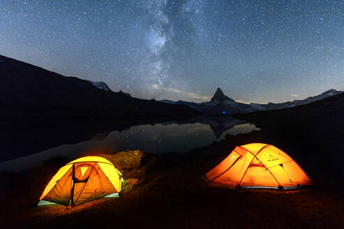 Camping unter den Sternen mit dem Matterhorn, das sich im Stellisee spiegelt, Zermatt, Kanton Wallis, Penninische Alpen, Schweizer Alpen, Schweiz, Europa - RHPLF01185