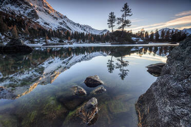 Herbstliche Reflexionen am noch teilweise zugefrorenen Saoseosee, Poschiavo Tal, Kanton Graubünden, Schweiz, Europa - RHPLF01187