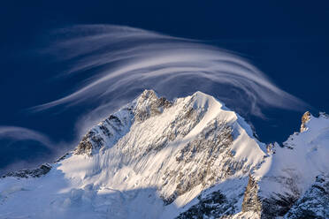 Weiße Wolke in der Morgendämmerung beleuchtet Piz Bernina und Biancograt, Engadin, Kanton Graubünden, Engadin, Schweiz, Europa - RHPLF01197