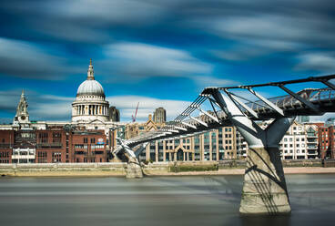 Millennium Bridge und St. Pauls Cathedral über die Themse, London, England, Vereinigtes Königreich, Europa - RHPLF01211