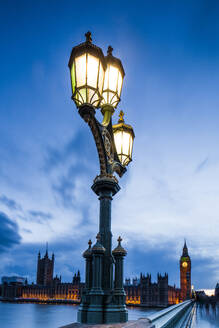 Laternenpfahl auf der Westminster Bridge, London, England, Vereinigtes Königreich, Europa - RHPLF01212