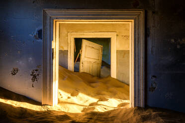 Vom Sand überwucherte Gebäude, ehemalige Diamantenminenstadt, jetzt Geisterstadt, Kolmanskop, Luderitz, Region Karas, Namibia, Afrika - RHPLF01230