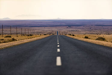 Eine lange Straße in der Karas-Region im südlichen Namibia, Afrika - RHPLF01237