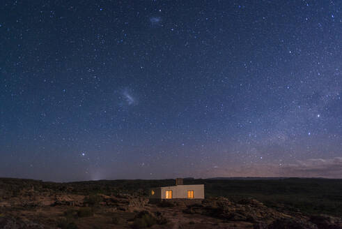 Ein kleines Haus unter einem Himmel voller Sterne in den Cederbergen, Westkap, Südafrika, Afrika - RHPLF01241