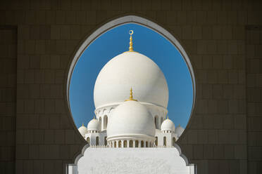 A mosque is framed by an arched passageway in Abu Dhabi, United Arab Emirates, Middle East - RHPLF01245
