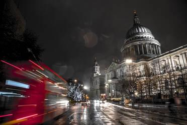 Ein Londoner Bus fährt an der St. Paul's Cathedral vorbei zur Weihnachtsbeleuchtung, London, England, Vereinigtes Königreich, Europa - RHPLF01252
