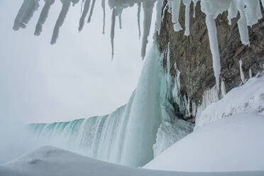 Gefrorene Niagarafälle, Blick von unterhalb der Fälle, Ontario, Kanada, Nordamerika - RHPLF01254