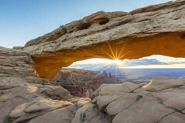 Die Sonne geht unter dem Mesa Arch auf, Canyonlands National Park, Moab, Utah, Vereinigte Staaten von Amerika, Nordamerika - RHPLF01256