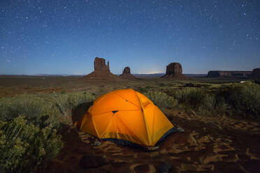 Zelt im Monument Valley Campground bei Nacht, Monument Valley, Navajo Tribal Park, Arizona, Vereinigte Staaten von Amerika, Nordamerika - RHPLF01258
