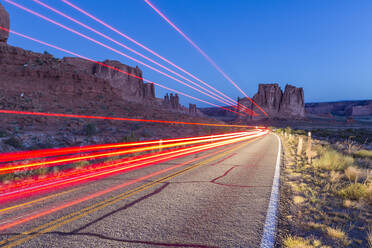 Autolichter, Arches National Park, Moab, Utah, Vereinigte Staaten von Amerika, Nordamerika - RHPLF01259