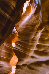 Lichter und Schatten im Upper Antelope Canyon, Navajo Tribal Park, Arizona, Vereinigte Staaten von Amerika, Nordamerika - RHPLF01260