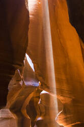 Lichtstrahl durch den Upper Antelope Canyon, Navajo Tribal Park, Arizona, Vereinigte Staaten von Amerika, Nordamerika - RHPLF01261