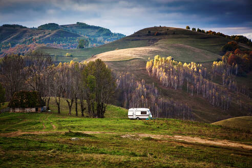 Wohnwagen in Herbstlandschaft, Apuseni-Gebirge, Rumänien, Europa - RHPLF01264