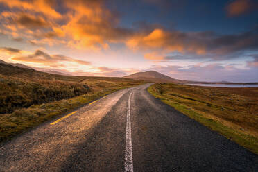 Sonnenuntergang im Connemara-Naturpark, Connemara, Grafschaft Galway, Connacht, Republik Irland, Europa - RHPLF01265