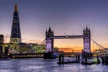 The Shard mit Tower Bridge und Themse bei Sonnenuntergang, London, England, Vereinigtes Königreich, Europa - RHPLF01268