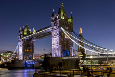 Tower Bridge und The Shard in der Abenddämmerung, London, England, Vereinigtes Königreich, Europa - RHPLF01269