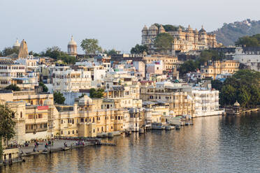 Der Pichola-See und der Stadtpalast in Udaipur, Rajasthan, Indien, Asien - RHPLF01313