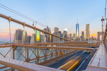 Brooklyn Bridge über den East River, Skyline von Lower Manhattan, einschließlich Freedom Tower des World Trade Center, New York, Vereinigte Staaten von Amerika, Nordamerika - RHPLF01323