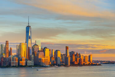 New Yorker Skyline, Lower Manhattan, World Trade Center, Freedom Tower, über den Hudson River, New York State, Vereinigte Staaten von Amerika, Nordamerika - RHPLF01325