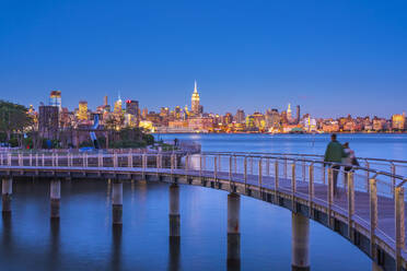 Manhattan, Lower Manhattan und World Trade Center, Freedom Tower in New York über den Hudson River vom Pier C Park, Hoboken, New Jersey, Vereinigte Staaten von Amerika, Nordamerika - RHPLF01328