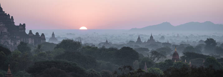 Blick auf Tempel in der Morgendämmerung, Bagan (Pagan), Region Mandalay, Myanmar (Burma), Asien - RHPLF01341