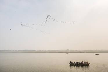 Pilger auf einem Boot auf dem Fluss Ganges, Varanasi, Uttar Pradesh, Indien, Asien - RHPLF01347