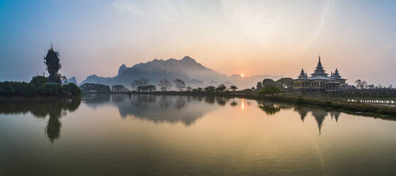 Buddhistischer Tempel Kyauk Kalap inmitten eines Sees bei Sonnenaufgang, Hpa An, Bundesstaat Kayin (Karen-Staat), Myanmar (Birma), Asien - RHPLF01348