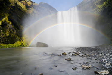 Doppelter Regenbogen über dem Skogar-Wasserfall, Skogar, Island, Polarregionen - RHPLF01356