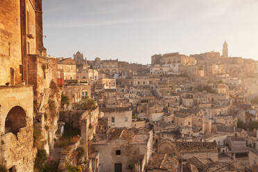 Blick über den Sasso Caveoso auf die Kathedrale bei Sonnenaufgang, UNESCO-Weltkulturerbe, Matera, Basilikata, Apulien, Italien, Europa - RHPLF01358