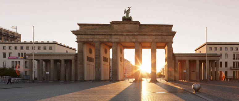 Brandenburger Tor (Brandenburger Tor) bei Sonnenaufgang, Platz des 18. März, Berlin Mitte, Berlin, Deutschland, Europa - RHPLF01361