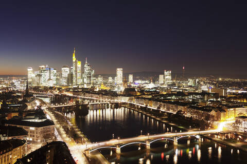 Blick über den Main auf die Skyline des Finanzviertels auf der Ignatz-Bubis-Brücke, Frankfurt, Hessen, Deutschland, Europa, lizenzfreies Stockfoto