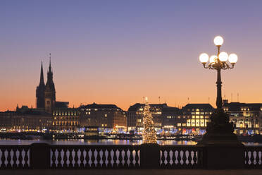 View over Binnenalster Lake (Inner Alster) to the Christmas market at Jungfernstieg and City Hall, Hamburg, Hanseatic City, Germany, Europe - RHPLF01367