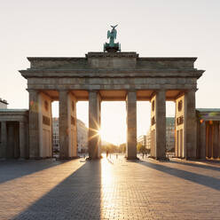 Brandenburger Tor (Brandenburger Tor) bei Sonnenaufgang, Platz des 18. März, Berlin Mitte, Berlin, Deutschland, Europa - RHPLF01368