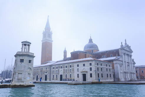 San Giorgio Maggiore im Nebel an einem kalten Wintermorgen nach Schneefall, Venedig, UNESCO-Weltkulturerbe, Venetien, Italien, Europa - RHPLF01376