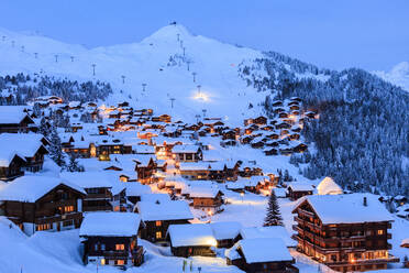 Blaue Dämmerung auf dem verschneiten Alpendorf, umgeben von Skiliften, Bettmeralp, Gemeinde Raron, Kanton Wallis, Schweiz, Europa - RHPLF01389