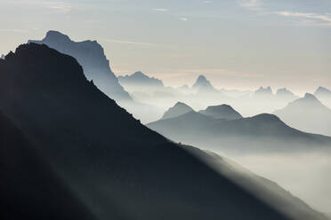 Nebel auf den Gipfeln der Dolomiten und des Monte Pelmo, gesehen vom Cima Belvedere in der Morgendämmerung, Fassatal, Trentino-Südtirol, Italien, Europa - RHPLF01390
