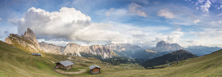 Panorama der grünen Wiesen und Hütten der Geislergruppe von Seceda aus gesehen, Grödnertal, Trentino-Südtirol, Italien, Europa - RHPLF01391