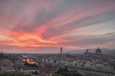 Rosa Wolken bei Sonnenuntergang umrahmen die Stadt Florenz, die vom Arno durchquert wird, gesehen vom Piazzale Michelangelo, Florenz, Toskana, Italien, Europa - RHPLF01392