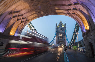 Lichter auf der Tower Bridge über der Themse mit einem typischen Doppeldeckerbus, London, England, Vereinigtes Königreich, Europa - RHPLF01393