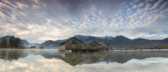 Panorama des Kochelsees umrahmt von rosa Wolken bei Sonnenuntergang, Schlehdorf, Bayern, Deutschland, Europa - RHPLF01397