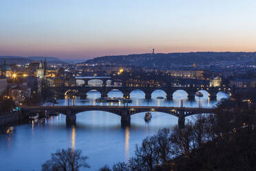 Dämmerung beleuchtet die historischen Brücken und Gebäude, die sich in der Moldau spiegeln, Prag, Tschechische Republik, Europa - RHPLF01401