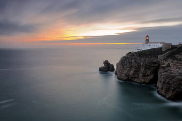 Dämmerung beleuchtet den Leuchtturm über dem Atlantik, Cabo De Sao Vicente, Sagres, Algarve, Portugal, Europa - RHPLF01403