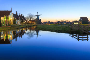 Blaue Lichter in der Abenddämmerung auf Holzhäusern und Windmühlen des typischen Dorfes Zaanse Schans, Nordholland, Niederlande, Europa - RHPLF01422