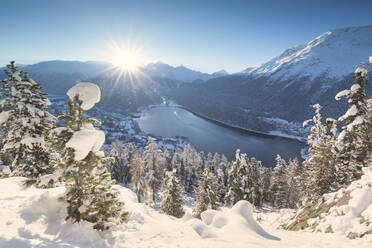 Sonnenaufgang über dem Dorf und dem verschneiten St. Moritzersee, Engadin, Kanton Graubünden, Schweiz, Europa - RHPLF01428