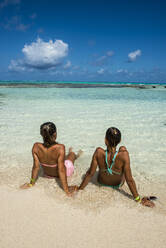 Mädchen genießen das wunderschöne türkisfarbene Wasser von El Acuario, San Andres, Karibisches Meer, Kolumbien, Südamerika - RHPLF01431