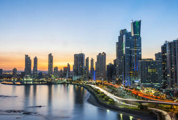 Die Skyline von Panama-Stadt bei Nacht, Panama-Stadt, Panama, Mittelamerika - RHPLF01432