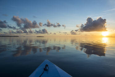 Sonnenuntergang über den ruhigen Gewässern von Tikehau, Tuamotus, Französisch-Polynesien, Pazifik - RHPLF01436