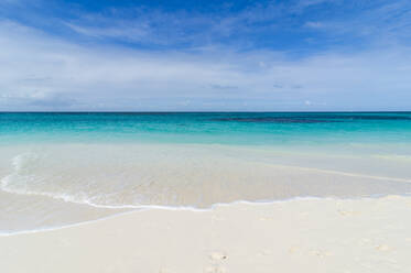 Türkisfarbenes Wasser und weißer Sand am Weltklasse-Strand Shoal Bay East, Anguilla, Britisches Überseegebiet, Westindische Inseln, Karibik, Mittelamerika - RHPLF01438