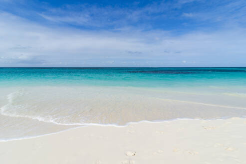 Türkisfarbenes Wasser und weißer Sand am Weltklasse-Strand Shoal Bay East, Anguilla, Britisches Überseegebiet, Westindische Inseln, Karibik, Mittelamerika - RHPLF01438