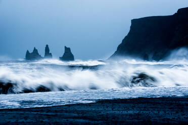 Brechende Wellen am schwarzen Sandstrand, Island, Polarregionen - RHPLF01445